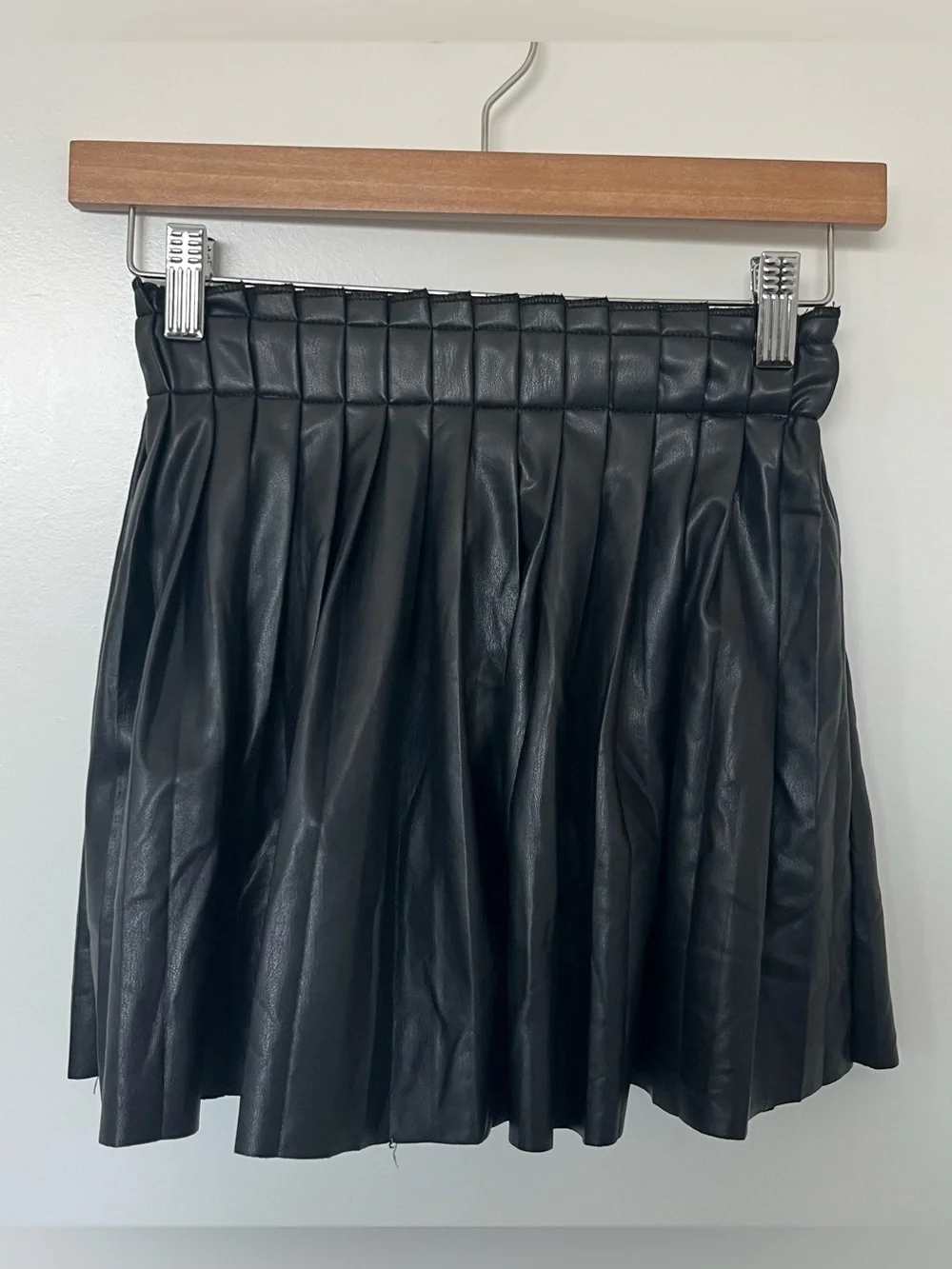 Betsey Johnson Faux Leather Pleated Mini Skirt Black Stretch Women’s Size 8 - Picture 2 of 9